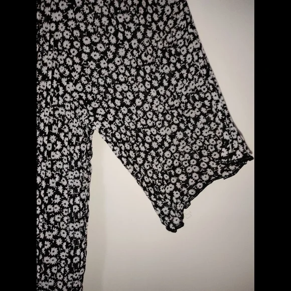 Black Floral Frilled Shirt (INTERNATIONAL)🤍🖤 - Picture 9 of 10